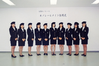 女性駅務員(モノレールメイト)改札業務開始