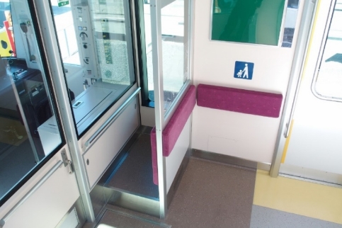 運転席眺望が楽しめて人気のキッズスペースとベビーカースペース