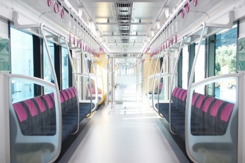窓が大きく開放的な車内 内装カラーを統一したデザイン